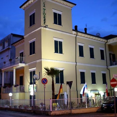 Hotel La Torre Римини Екстериор снимка
