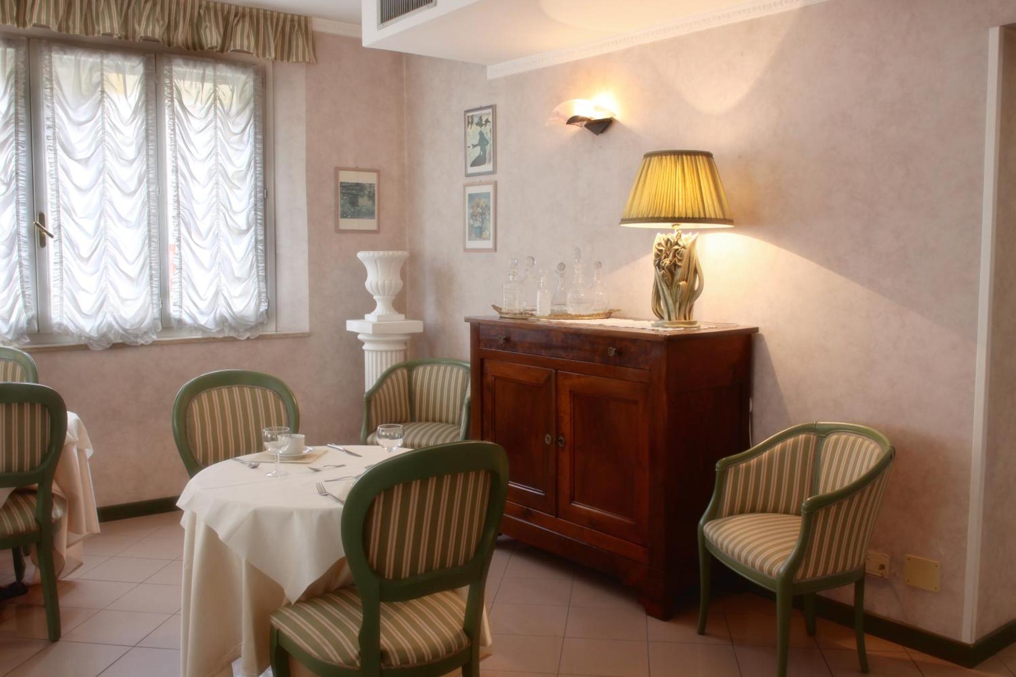 Hotel La Torre Римини Екстериор снимка