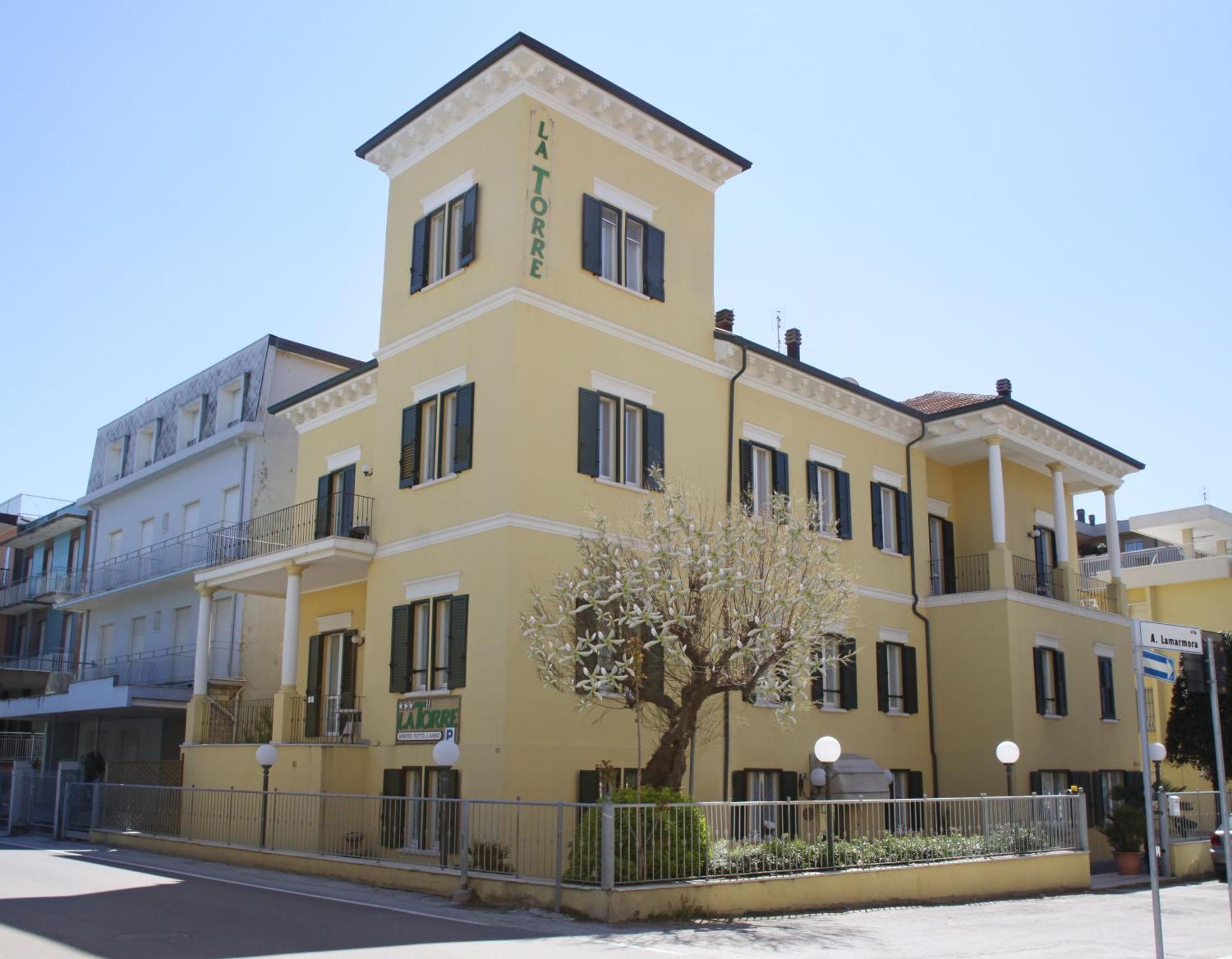 Hotel La Torre Римини Екстериор снимка
