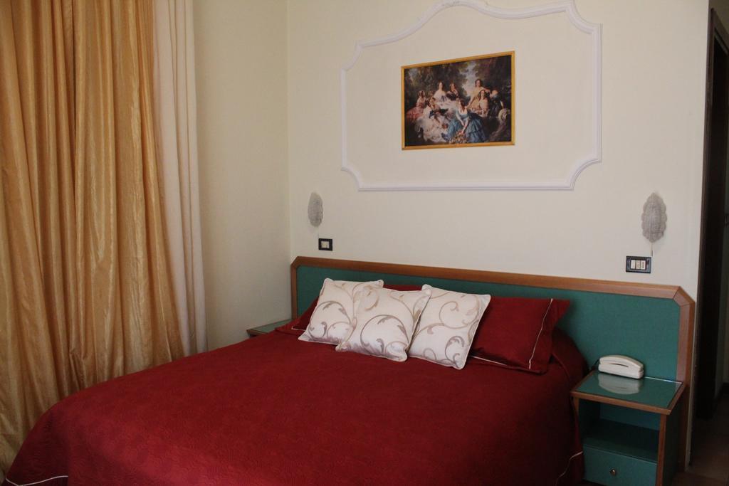 Hotel La Torre Римини Екстериор снимка