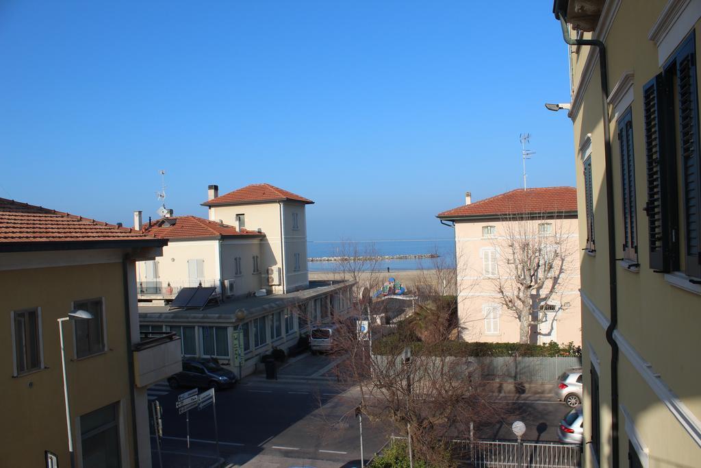 Hotel La Torre Римини Екстериор снимка