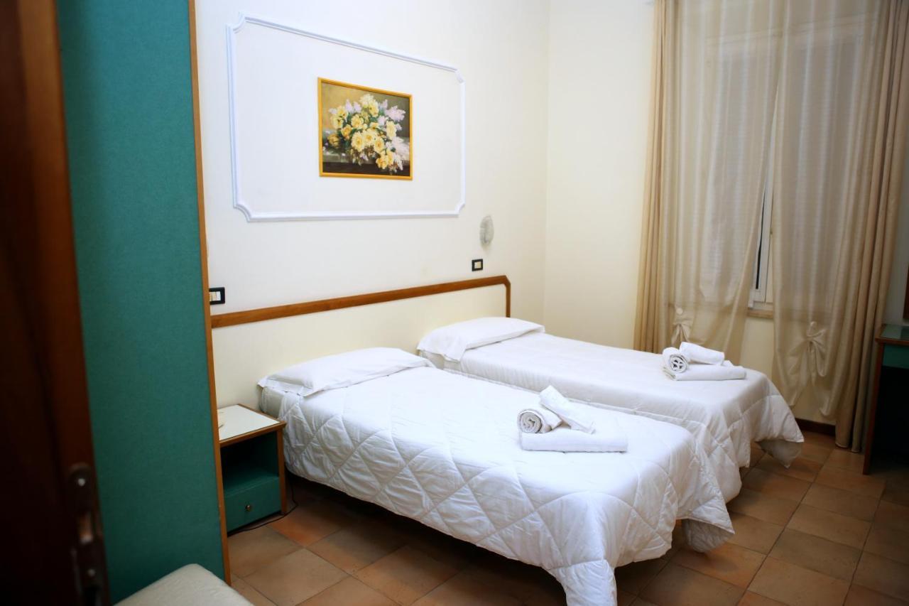 Hotel La Torre Римини Екстериор снимка