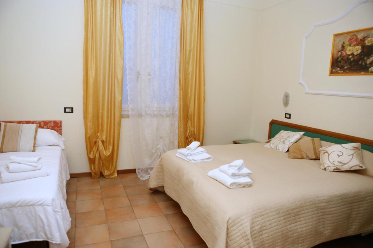 Hotel La Torre Римини Екстериор снимка