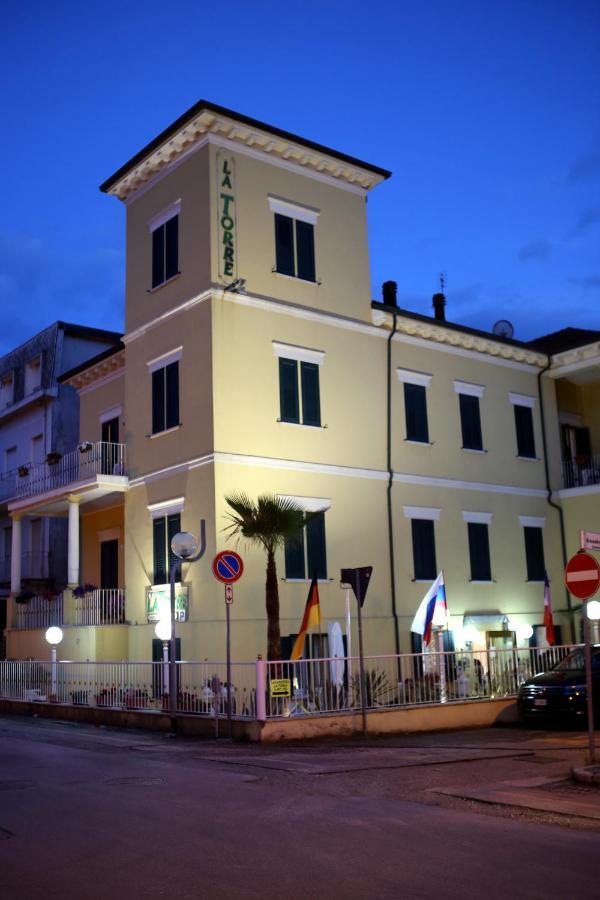 Hotel La Torre Римини Екстериор снимка