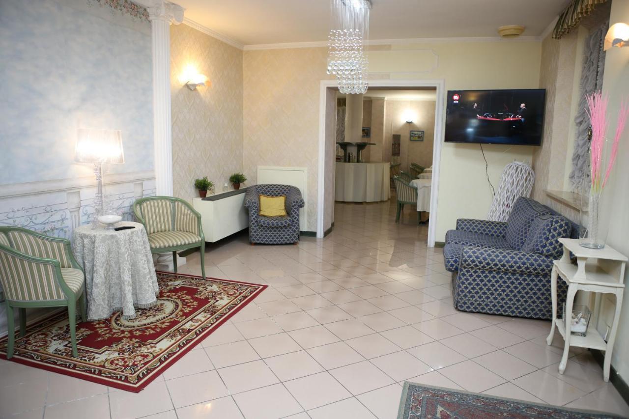 Hotel La Torre Римини Екстериор снимка