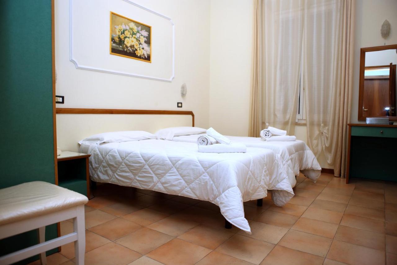Hotel La Torre Римини Екстериор снимка