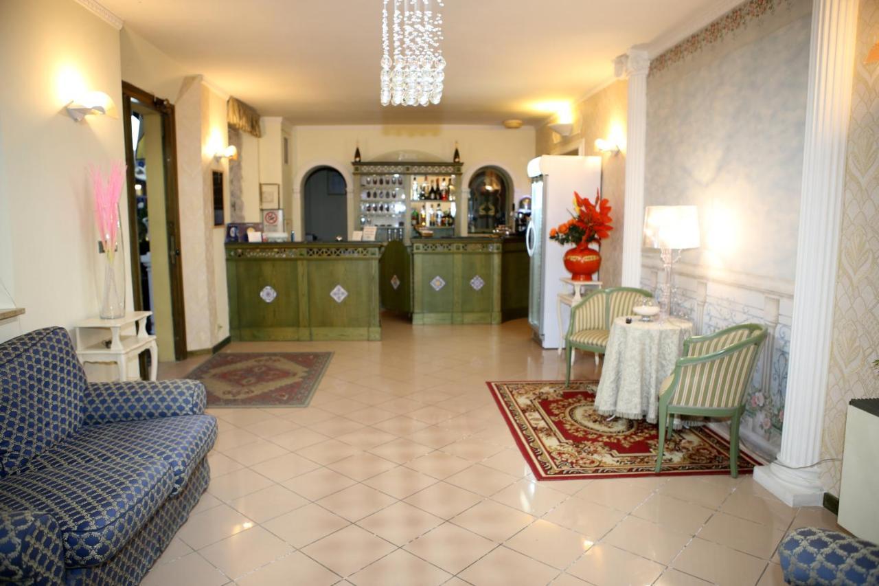 Hotel La Torre Римини Екстериор снимка