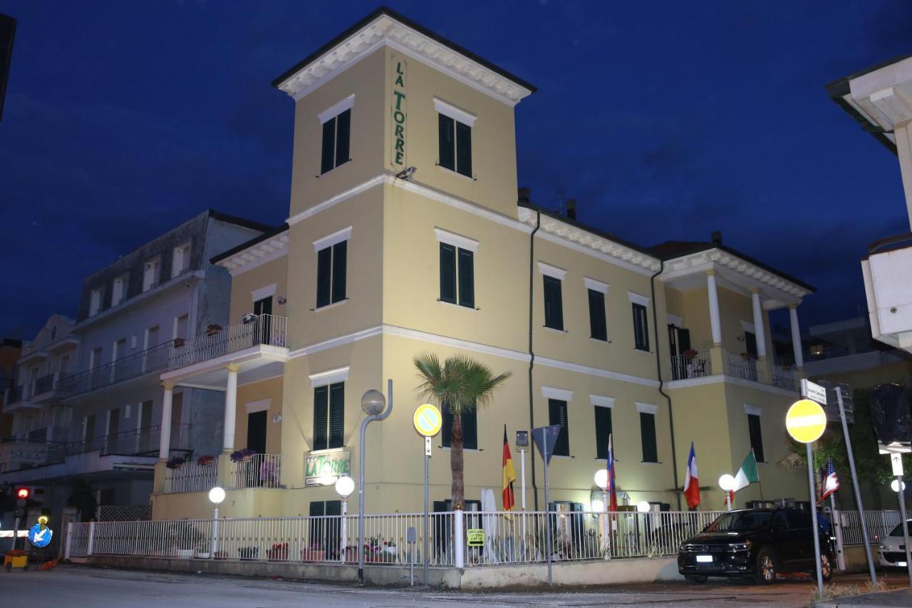 Hotel La Torre Римини Екстериор снимка