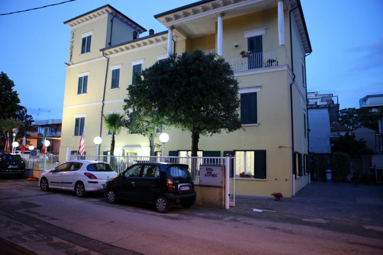 Hotel La Torre Римини Екстериор снимка