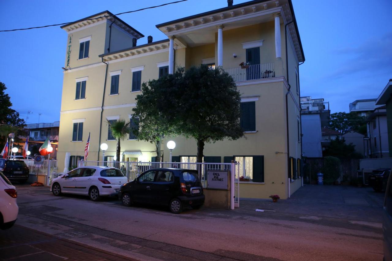 Hotel La Torre Римини Екстериор снимка